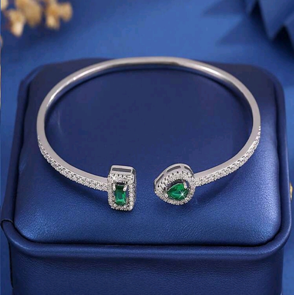 BRAND NEW ** Elegant Silver and Green Bracelet